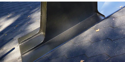 Savupiipun pellitys huopakattoon